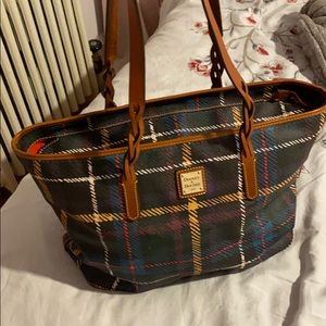 LIKE NEW DOONEY AND BURKE LARGE TOTE